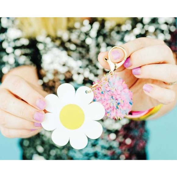 Daisy Darling Keychain - Picture 2 of 4